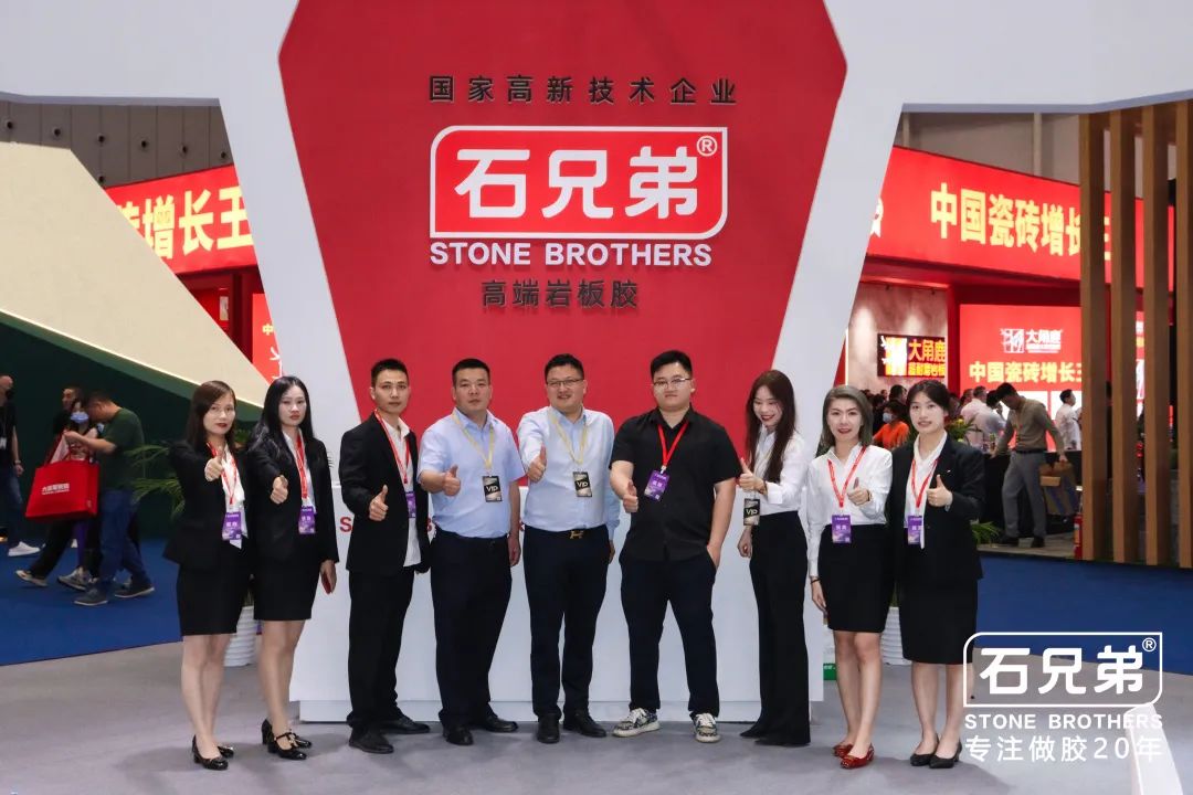 吸睛模特展示產(chǎn)品秀，石兄弟人氣燃爆亞洲最大陶瓷展！